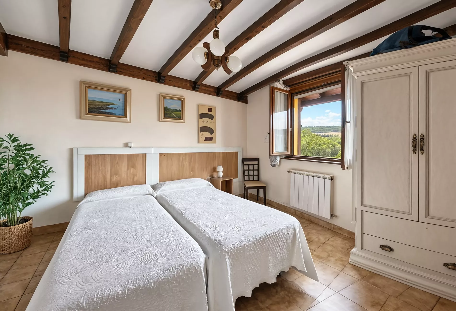 Habitaciones disponibles en Hospedaje Los Llaos en San Vicente de la Barquera